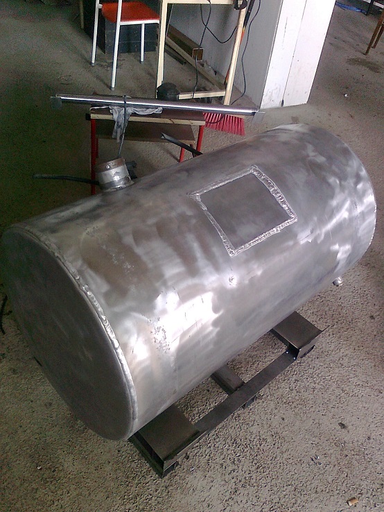 That was smashed on something (forglift)? And made a big hole on it,so i cut it away. Not so pretty I weld that 3 layers so that it wouldent leak at my lifetime